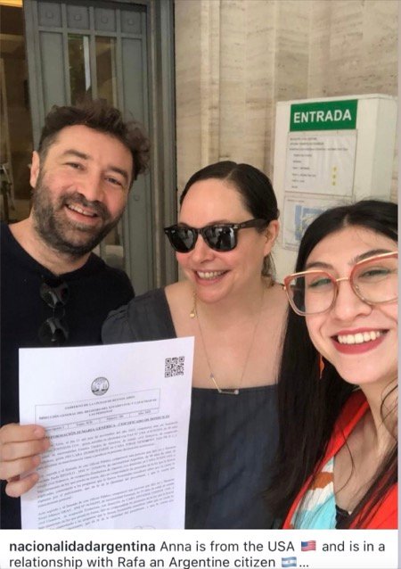 Anna, from the USA, alongside her partner Rafa, an Argentine citizen