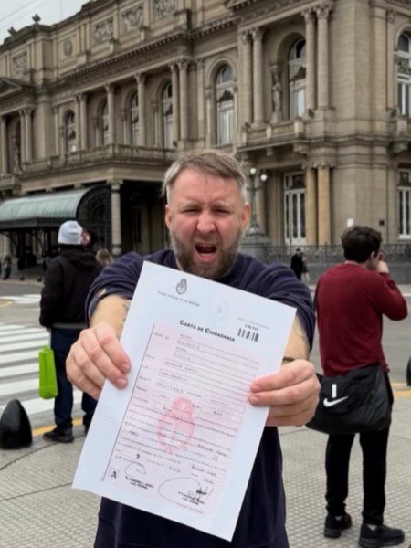 Carta de Ciudadanía in hand, right outside the courthouse